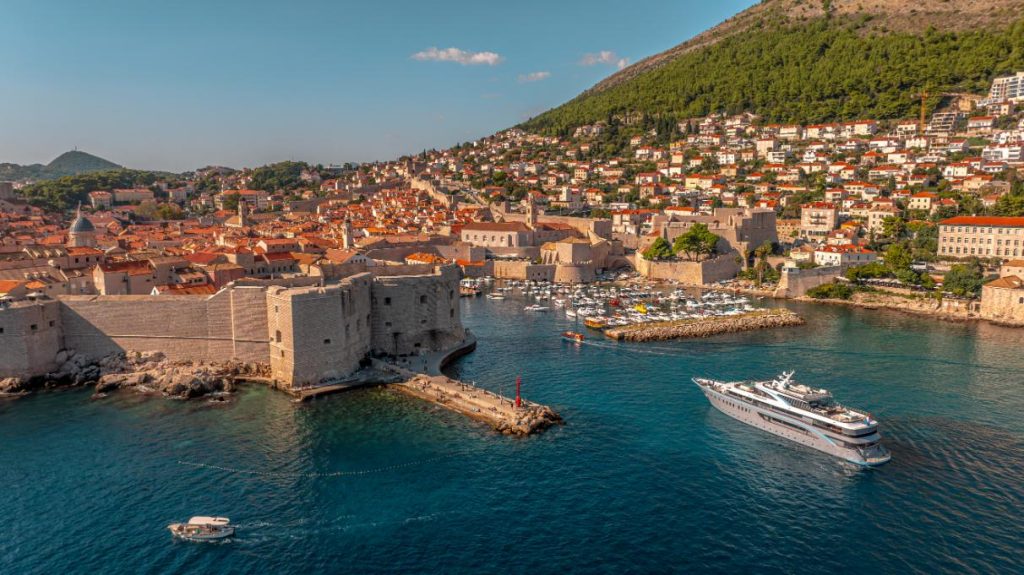 Luxuriöse Gulet Mieten-Kreuzfahrt in der Nähe der Mauern der Altstadt von Dubrovnik