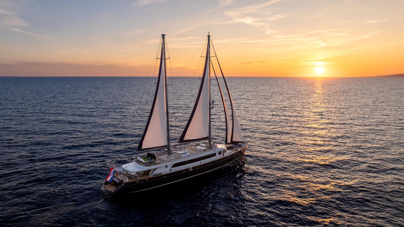 Yate a motor y vela «Dalmatino»