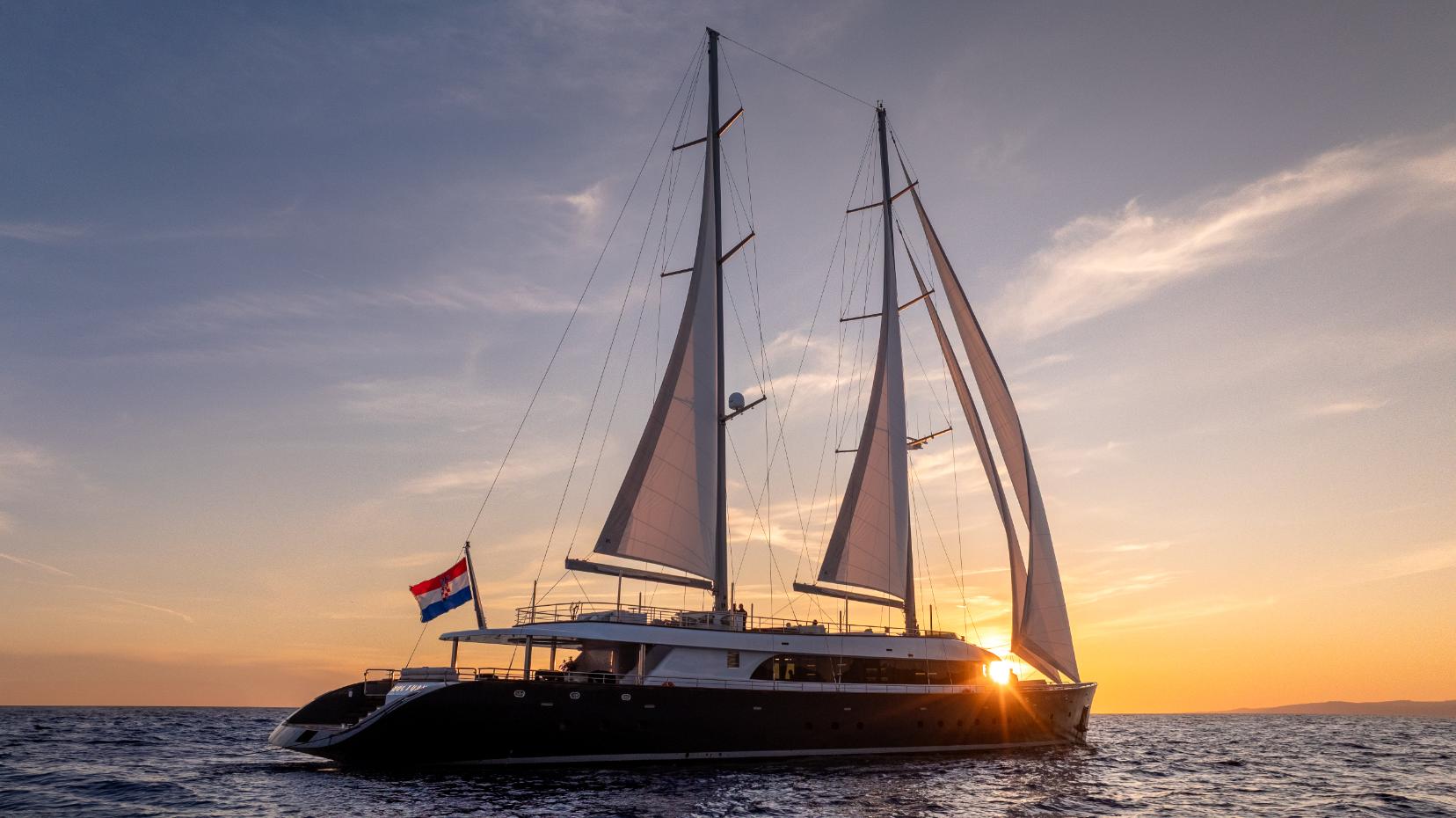 Yate a motor y vela «Nocturno»