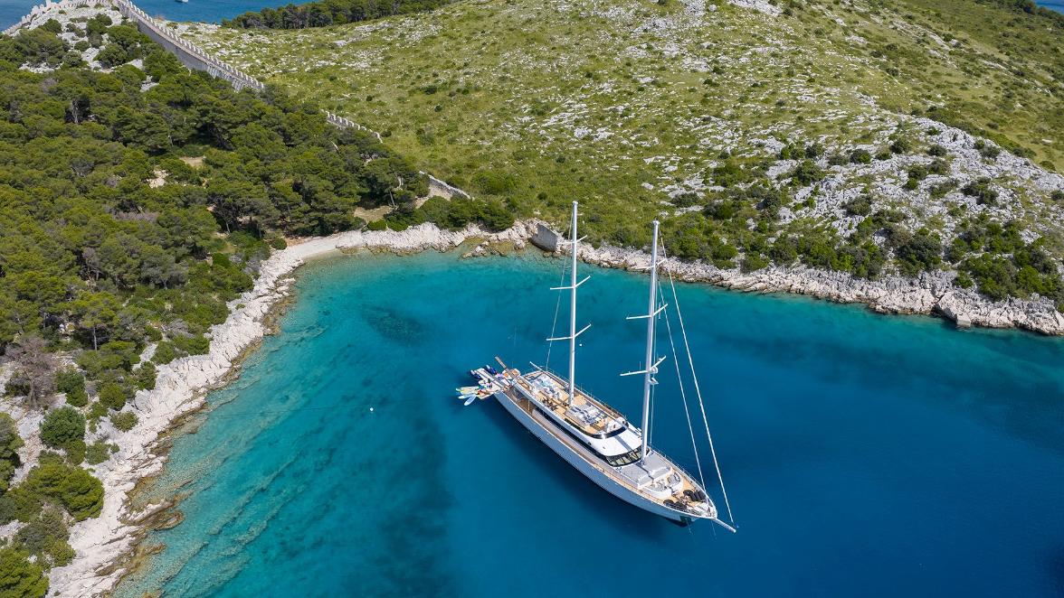 Motorsegelyacht Aurum Sky
