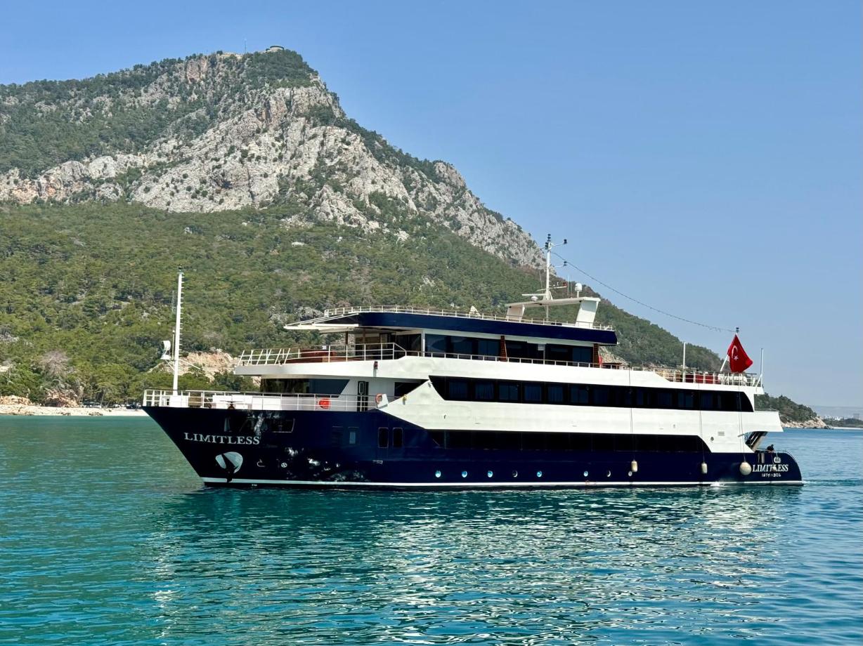 Yacht a motore Limitless
