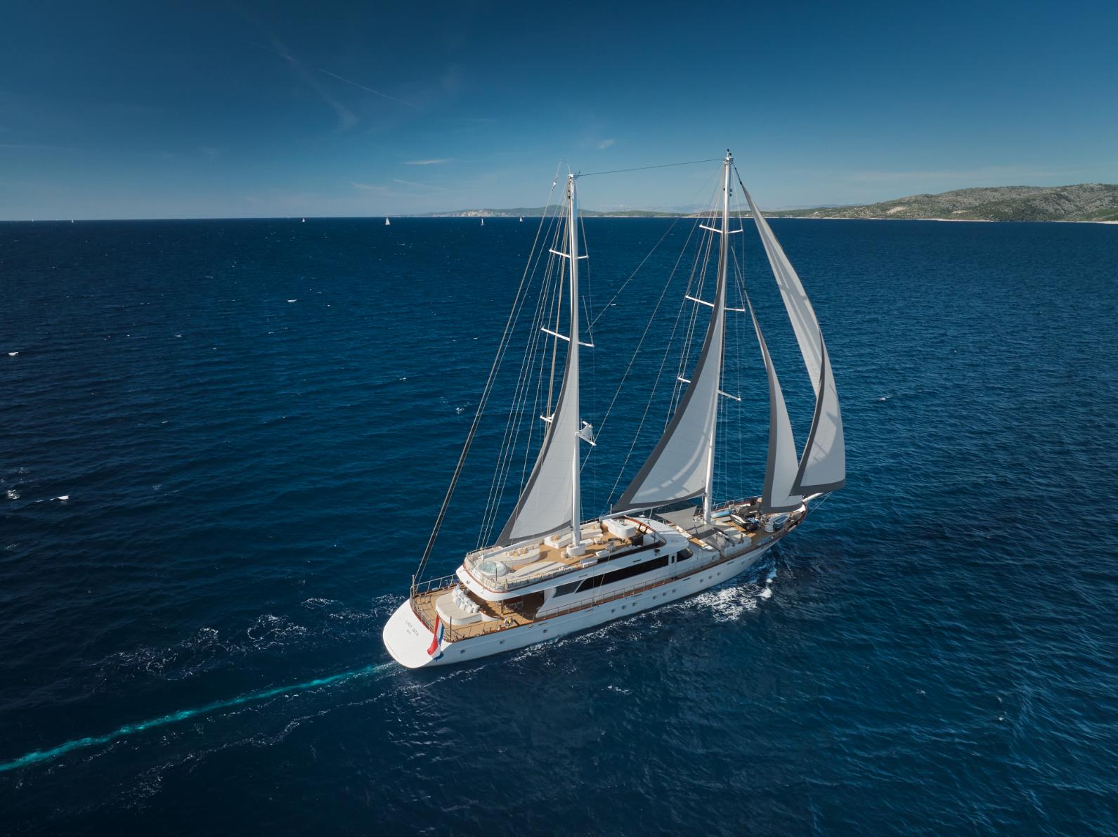 Yate a motor y vela «Lady Gita»