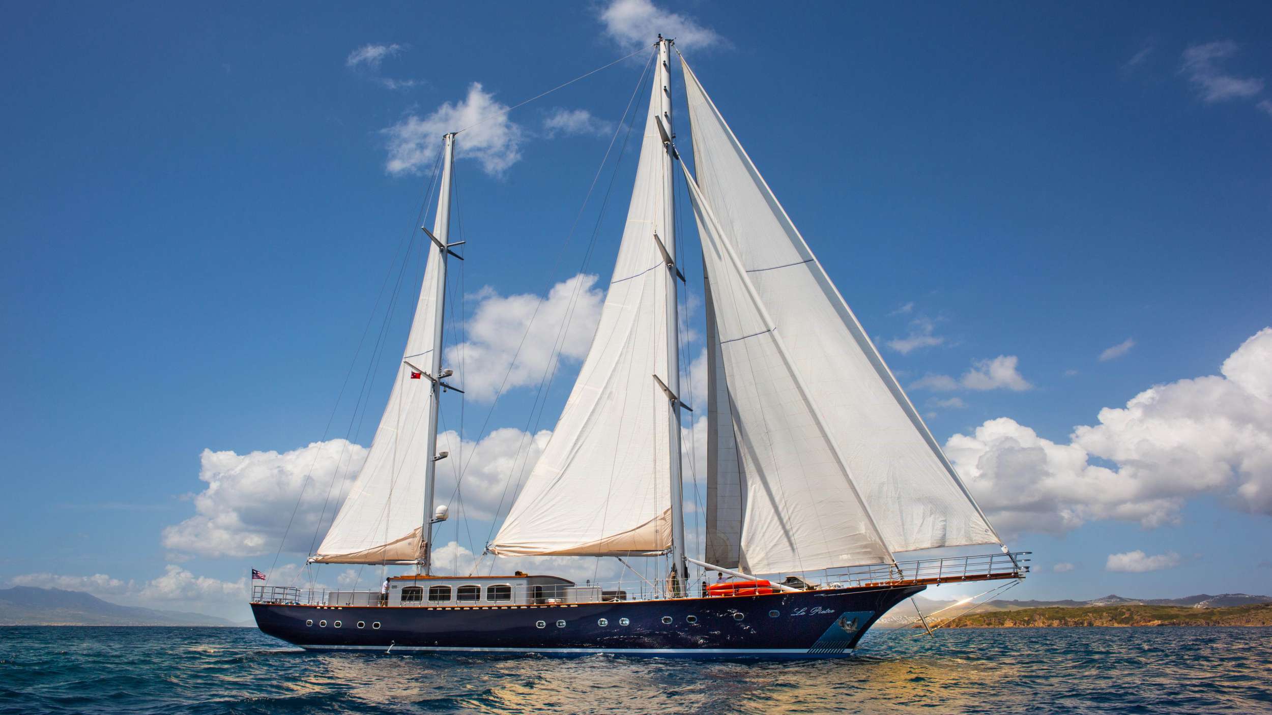 Yate a motor y vela «Le Pietre»